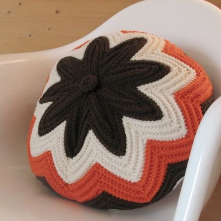 Razzamatazz crochet pillow - free .pdf pattern available http://yarn-ing.blogspot.com/2010/03/razzamatazz-vintage-pillow-pattern.html