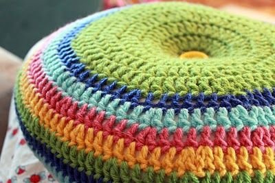 Free circle pillow crochet pattern, just lovely: thanks so for sharing it xox