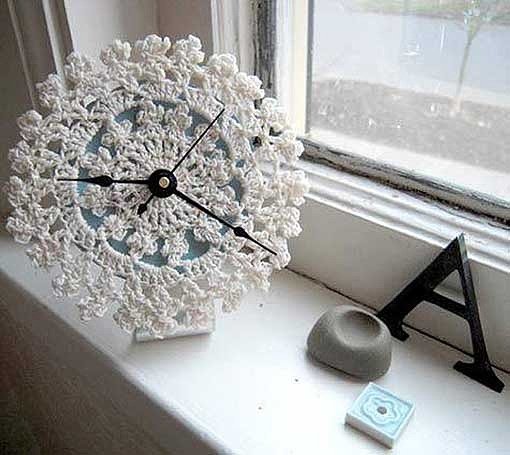 #Doily #Clock #crafts - such a unique idea! Would make a cute clock for a sewing room or #ShabbyChic room - ≈√