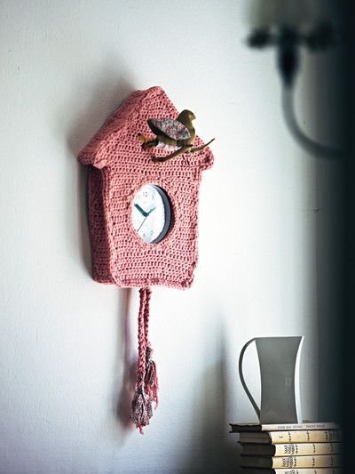 si tens un vell relotge sense gràcia i et vols quedar amb tothom, el tuneges i el converteixes en un de puput,  però de ganxet i a més, rosa.